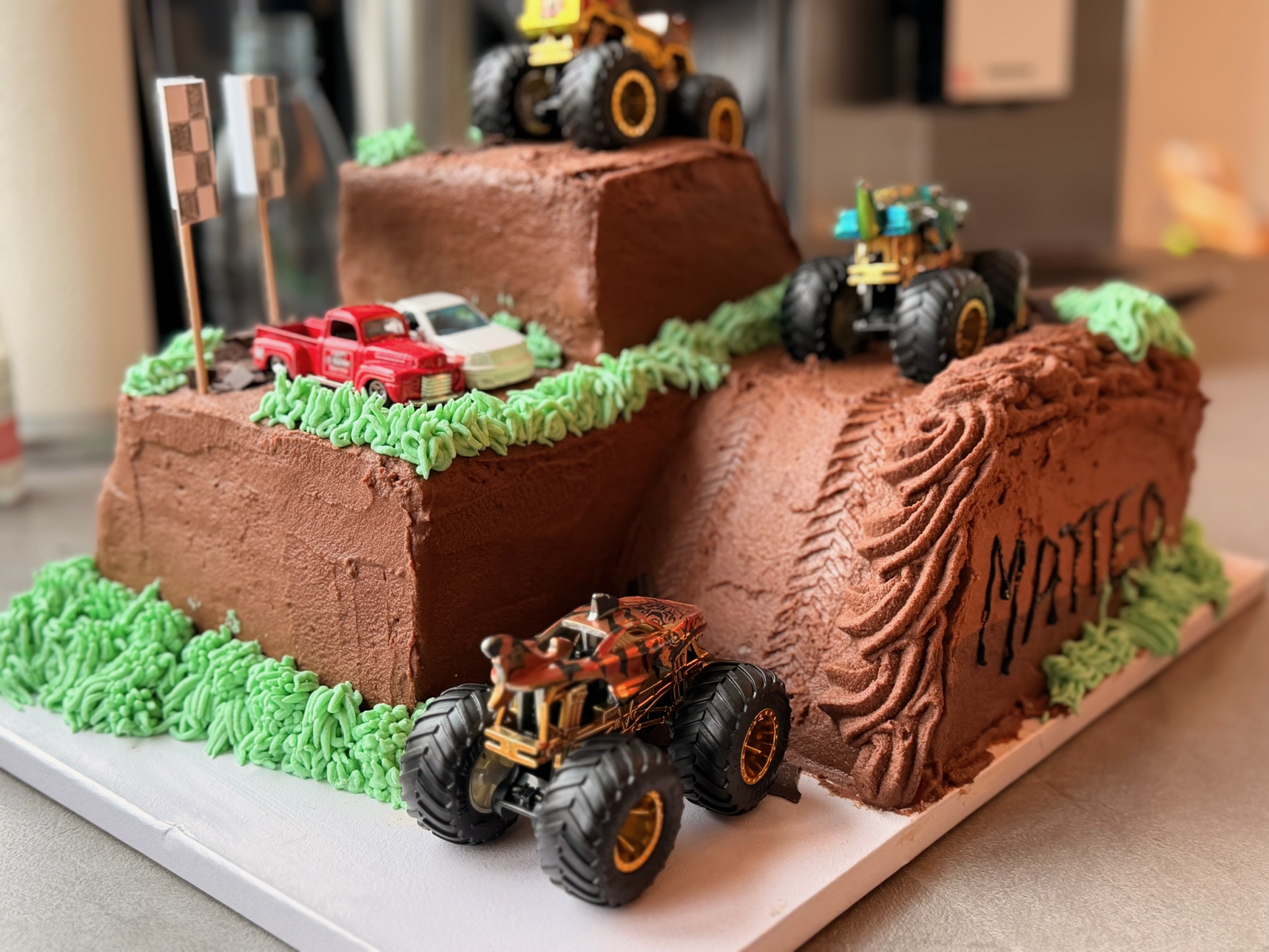Monströse Monster-Truck-Torte