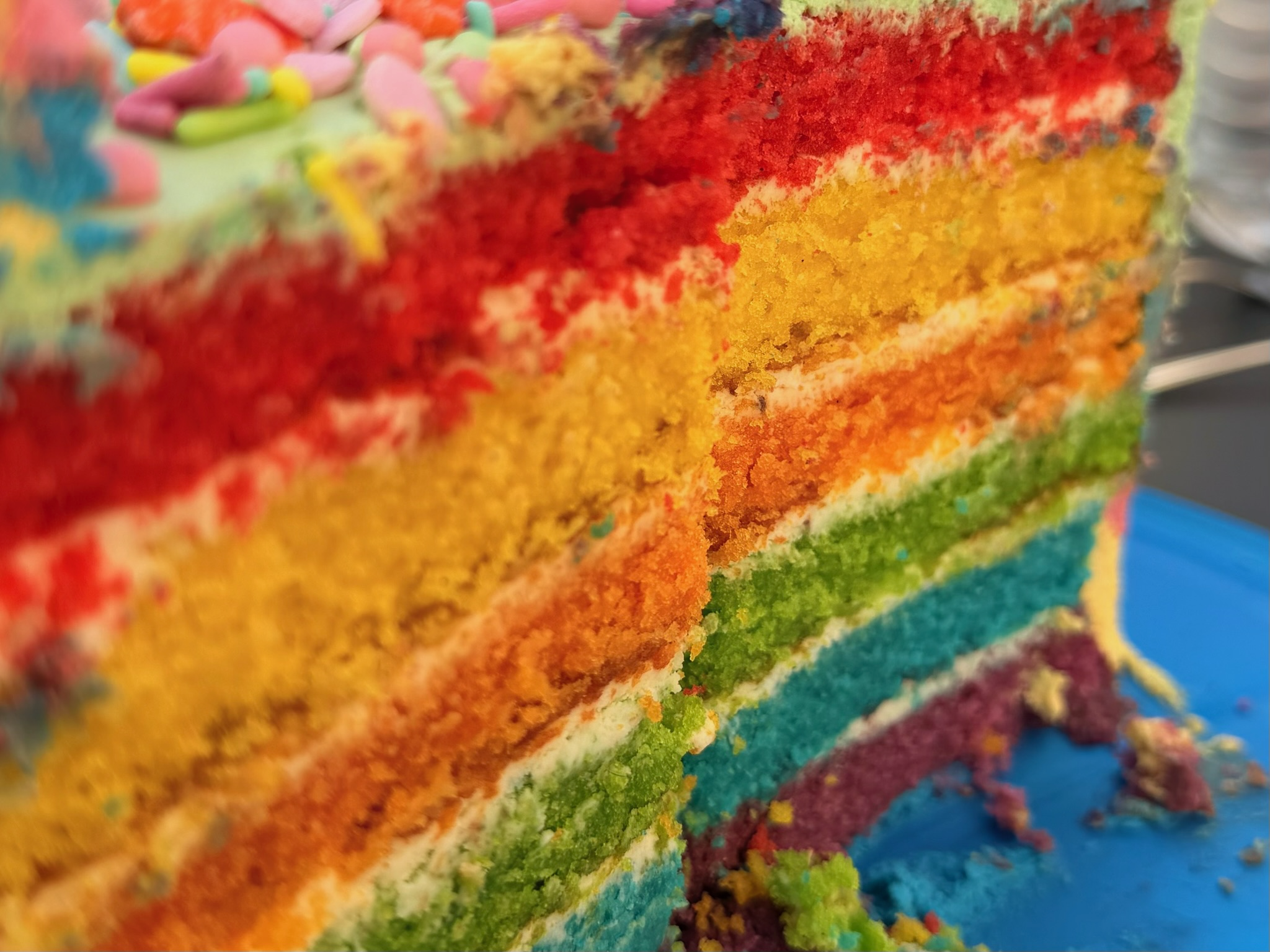 Rauschende Regenbogen-Torte